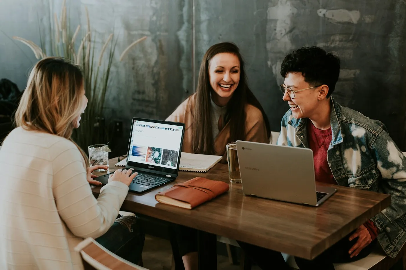 Personas aprendiendo juntas. Fotografía ilustrativa.